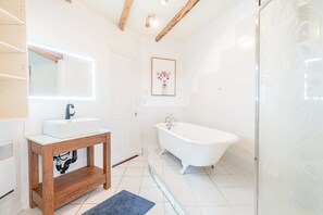 Baignoire, sèche-cheveux, serviettes fournies, savon