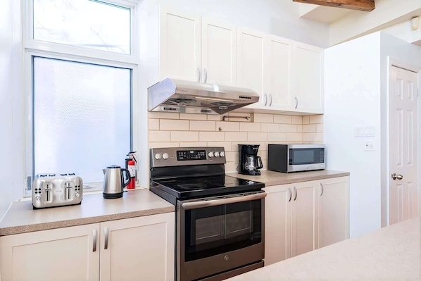 Coffee/tea maker, fridge, microwave, oven