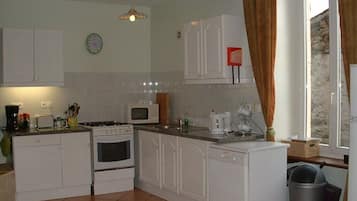 Een koelkast, een microgolfoven, een oven, een vaatwasser