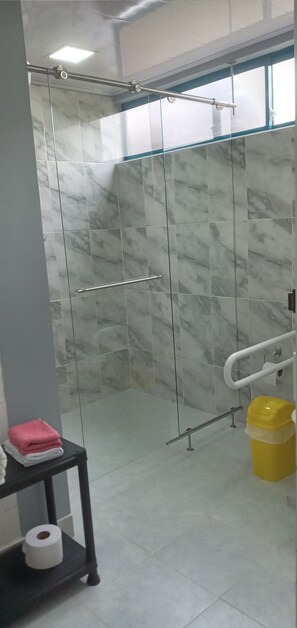 Regendusche, Haartrockner, Handtücher, Seife
