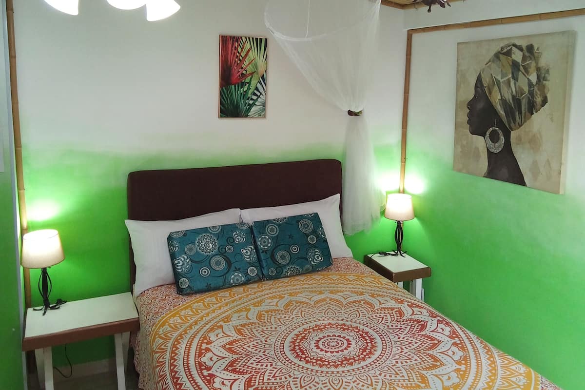 Comfort-værelse - 1 dobbeltseng - ikke-ryger - udsigt til have | Individuelt design, arbejdsområde til bærbare computere, gratis Wi-Fi