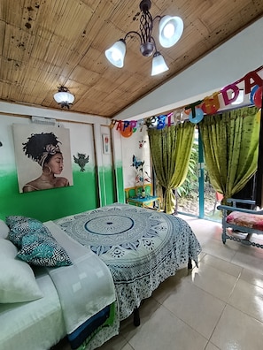 Kamar Eksklusif | Didekorasi berbeda-beda, ruang kerja ramah laptop, dan Wi-Fi gratis