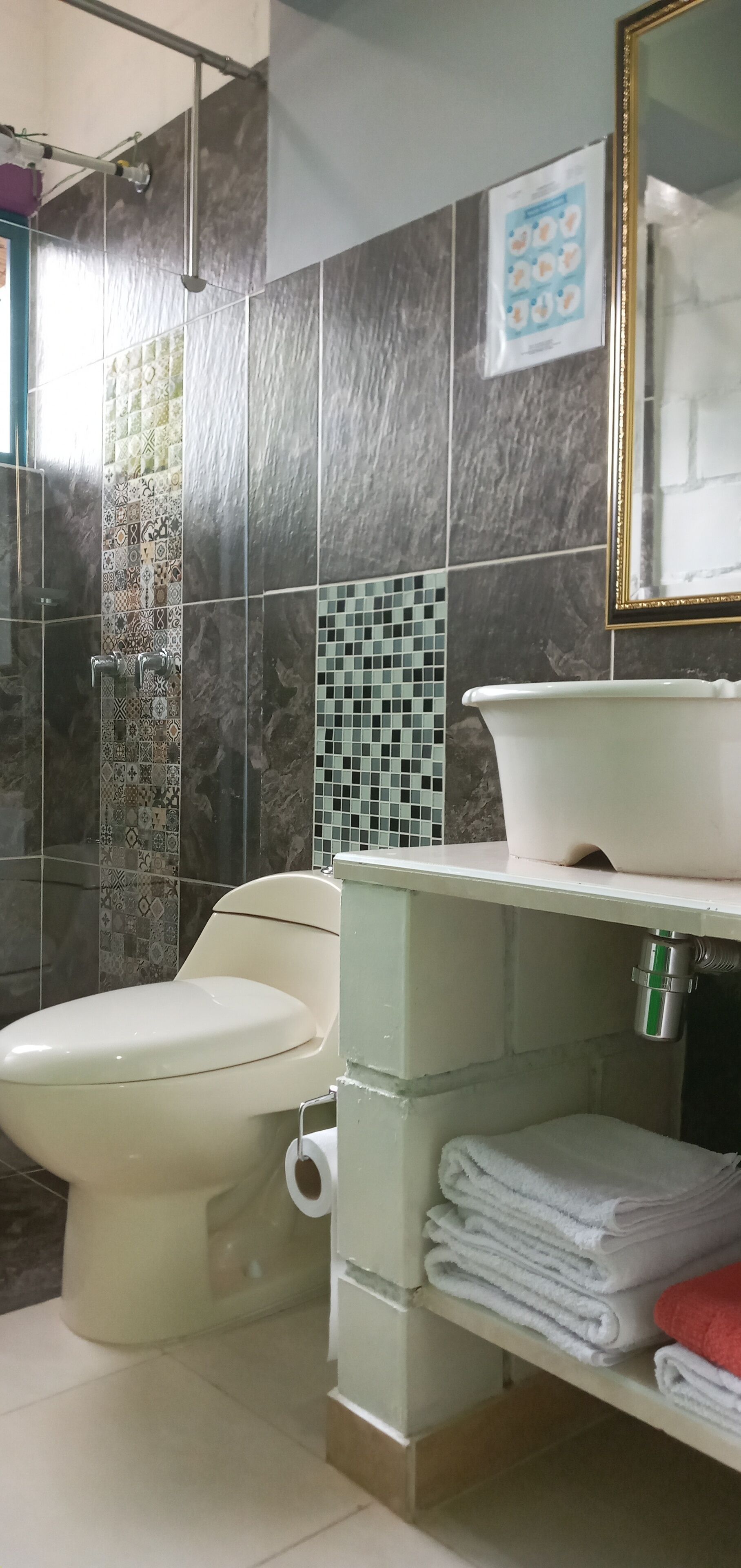 Habitación Confort, 1 cama matrimonial, para no fumadores, vista al jardín | Baño | Regadera tipo lluvia, secadora de cabello, toallas, jabón 