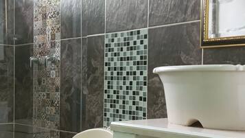 Habitación Confort, 1 cama matrimonial, para no fumadores, vista al jardín | Baño | Regadera tipo lluvia, secadora de cabello, toallas, jabón