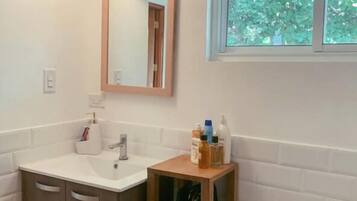 Deluxe Apartment, 1 Bedroom | Bathroom