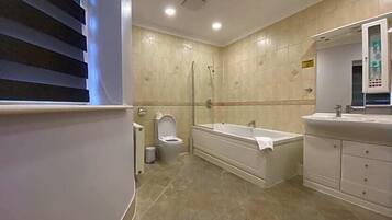 Deluxe Room | Bathroom