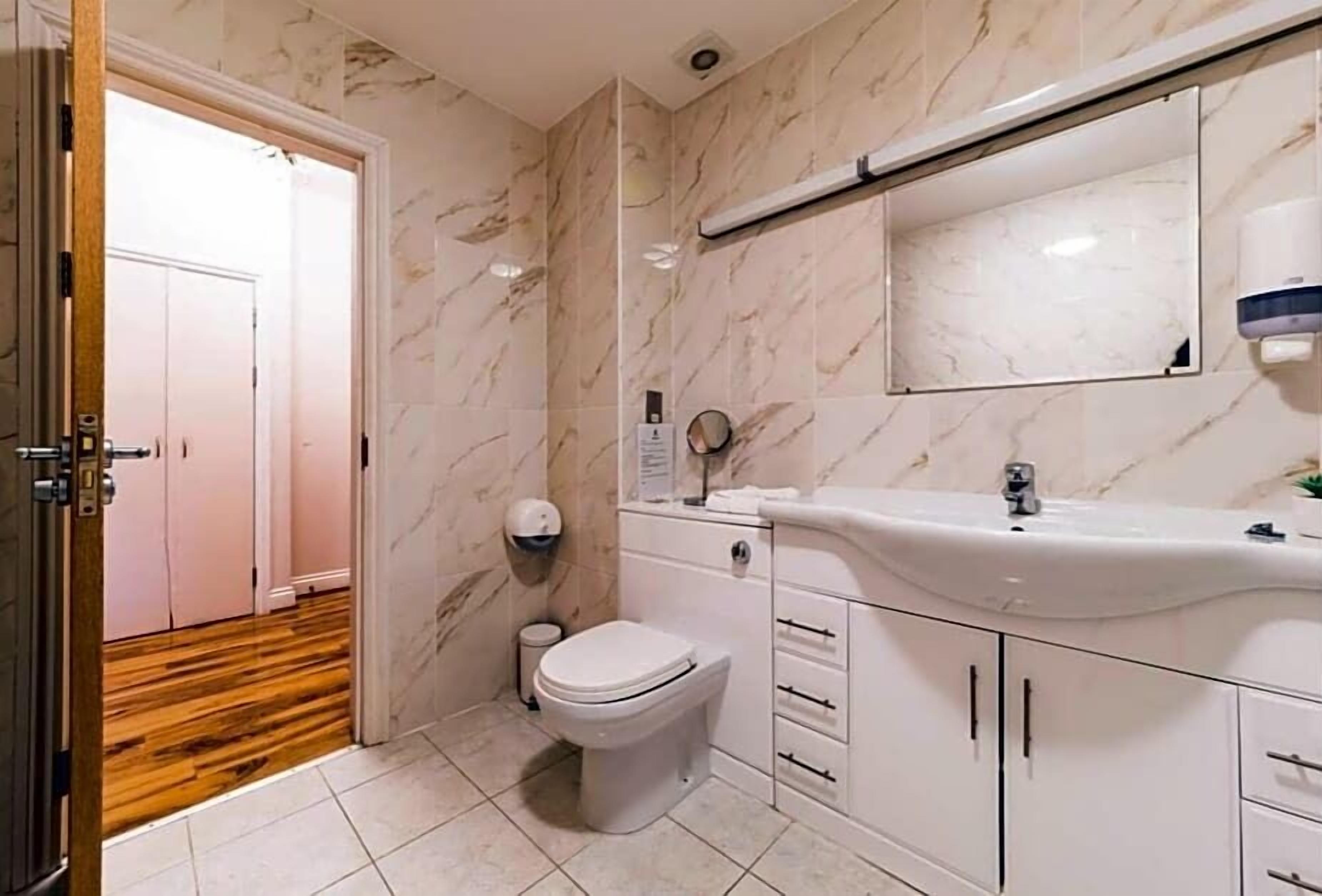 Habitació amb dos llits individuals | Bany