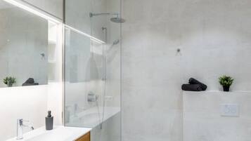 Douche, sĂšche-cheveux, serviettes fournies, savon