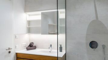 Dusche, Haartrockner, Handtücher, Seife