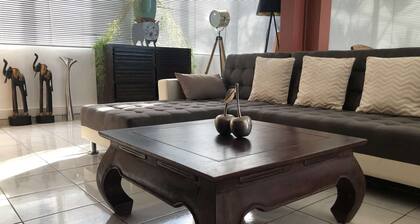 COCON DOUILLET AVEC PISCINE, spacieux appartement de trois chambres climatisées