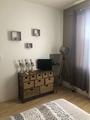 3 chambres, fer et planche à repasser, Wi-Fi, draps fournis