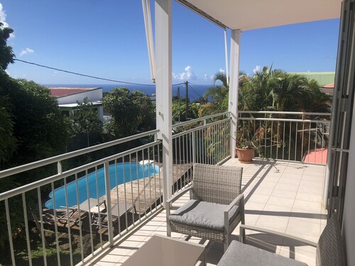 COZY COCOON WITH POOL, spacious three-bedroom air-conditioned apartment