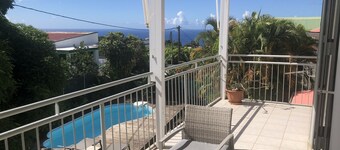COZY COCOON WITH POOL, spacious three-bedroom air-conditioned apartment