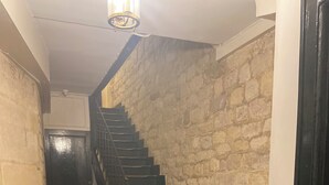 Un escalier avec des murs en pierre et un plancher en bois.