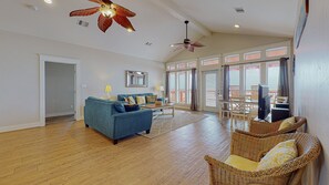 Living area - I Love Crystal Beach Weddings & Events (Port Bolivar)