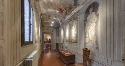 Special apartment with terrace and original frescoes 700 close to old bridge