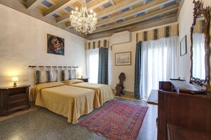 3 chambres, fer et planche à repasser, lit de bébé portatif