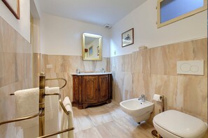 Dutxa, assecador de cabells, bidet i tovalloles 