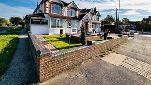 A two-story building with a sign for 'Acorn Lodge Restaurant & Bar'. - Acorn Lodge Gatwick (Horley)