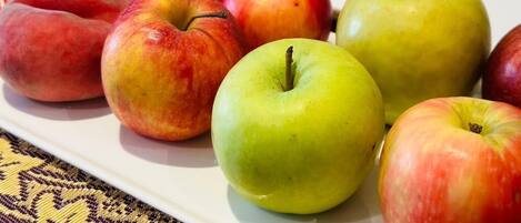 Una selección de frutas y pasteles sobre una mesa.