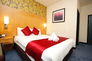 Deluxe Double Room | Soundproofing, iron/ironing board, free WiFi - Acorn Lodge Gatwick (Horley)