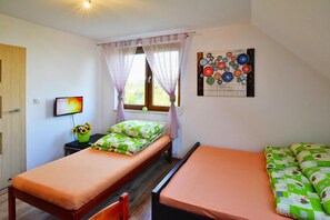 2 bedrooms, travel cot, free WiFi, bed sheets