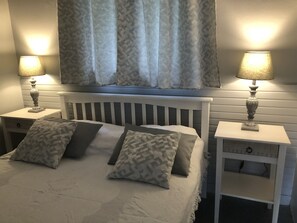 1 bedroom, iron/ironing board, WiFi, bed sheets - ALPINIA LODGE - SMALL COZY NEST WITH POOL (Saint-Claude)