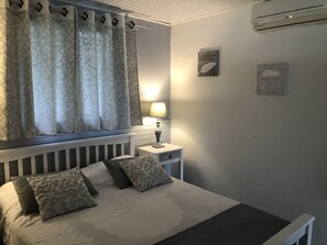 1 bedroom, iron/ironing board, WiFi, bed sheets - ALPINIA LODGE - SMALL COZY NEST WITH POOL (Saint-Claude)