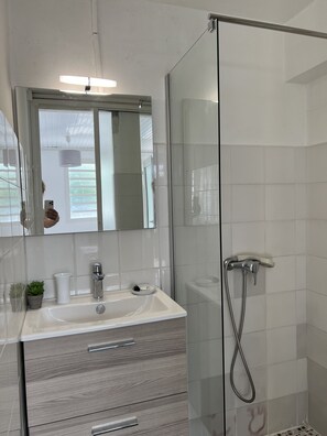 Dusche, Haartrockner, Handtücher