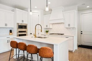 Fridge, microwave, oven, stovetop - Almost Heaven: Desert Color Lagoon + Beaches (St. George)