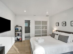 3 bedrooms, desk, iron/ironing board, free WiFi