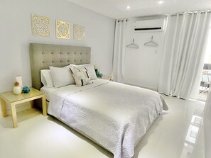 1 bedroom, free WiFi, bed sheets - Stunning Studio w balcony for 2, 1 Queen Bed,1 Bathroom 5 mins to the beach (San Juan)
