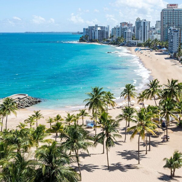 Una playa cerca, toallas de playa