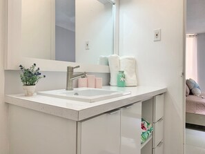 Shower, hair dryer, towels, shampoo