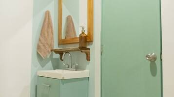 Regadera, toallas, jabón, shampoo