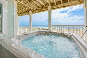 Un jacuzzi con vistas a la playa y al océano.