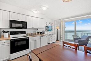 Een koelkast, een magnetron, een oven, een kookplaat