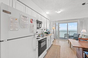 Een koelkast, een magnetron, een oven, een kookplaat