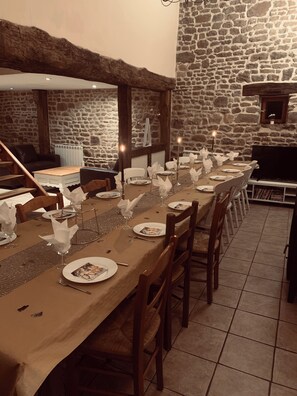 Banquet hall - Rustic & spacious converted stone barn with heated pool & sun terrace (Isigny le buat)