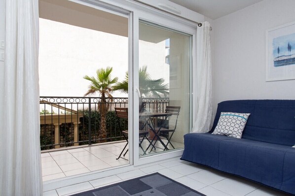 TV - Palazzio studio vieux port (Cannes)