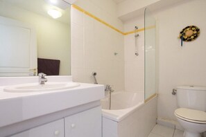 Ducha, secador de pelo, toallas