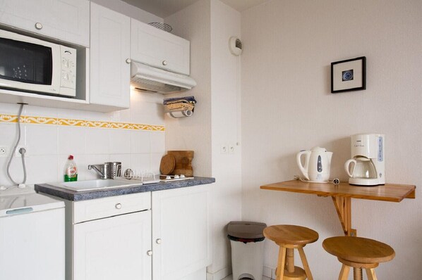 Réfrigérateur, four à micro-ondes, surface de cuisson, cafetière-théière