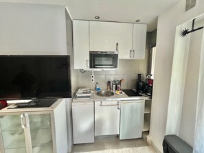 Geladeira, micro-ondas, cooktop, lava-louças