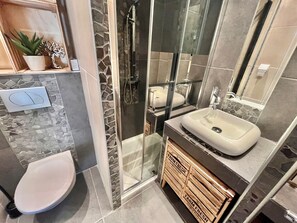 Secador de cabelo, toalhas de banho