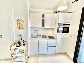 Kylskåp, ugn, spishäll och diskmaskin