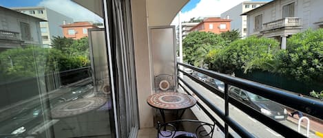 تناول الطعام بالخارج