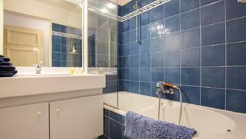 Bañera, secador de pelo, toallas