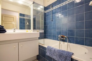 Bathtub, hair dryer, towels - Palazzio 2 rooms old port area (Cannes)