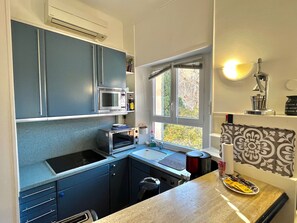 Fridge, microwave, stovetop, coffee/tea maker