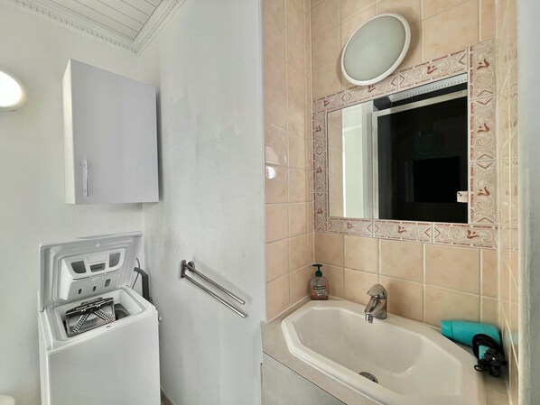 Shower, hair dryer, towels